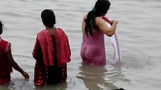 তরুণ দম্পতি যৌনসঙ্গম এবং একসঙ্গে ছুটির উপভোগ চুদাচুদি ভিডিও সং করার আগে একে অপরকে আদর করতে ভালবাসে